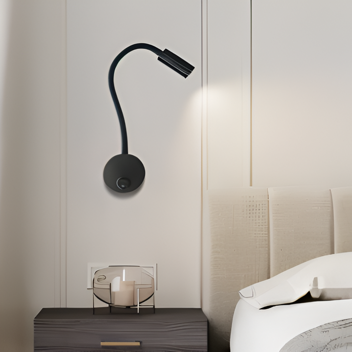 Éclairage mural LED design à col de cygne flexible, idéal pour chambre ou bureau.