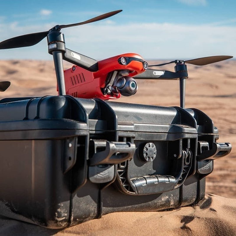 Quadcopter AeroPro en plein vol, capturant des images époustouflantes avec sa caméra 4K UHD.