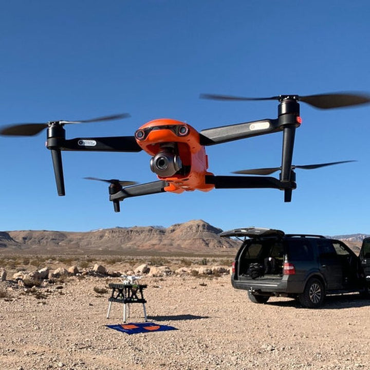 Le kit complet drone AeroPro, son contrôleur RC et accessoires, prêt pour le vol et la création 4K.