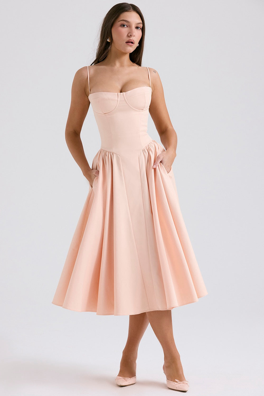 Superbe robe de soirée femme, coupe midi, design corset et bretelles ajustables, look habillé.