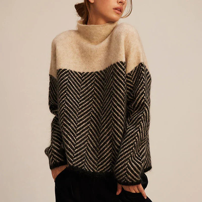 Pull femme beige à col montant, chaud et chic, avec motif chevron élégant. Idéal pour la mode hiver.