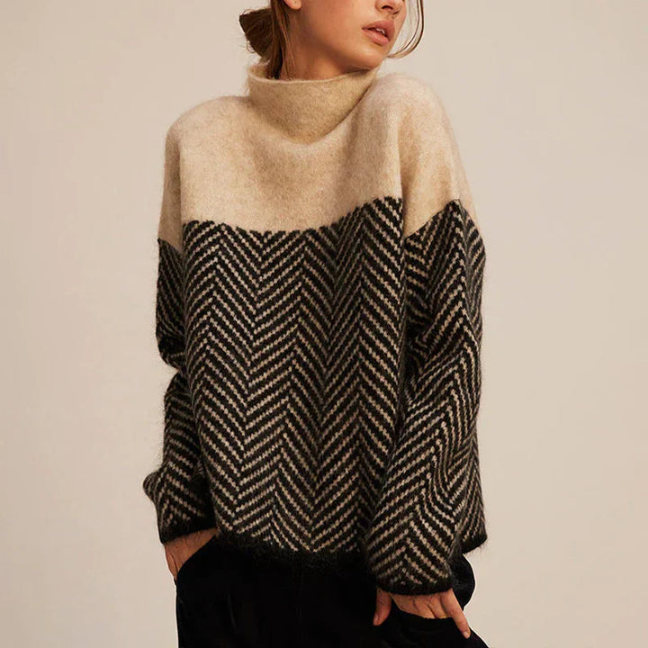 Pull femme beige à col montant, chaud et chic, avec motif chevron élégant. Idéal pour la mode hiver.