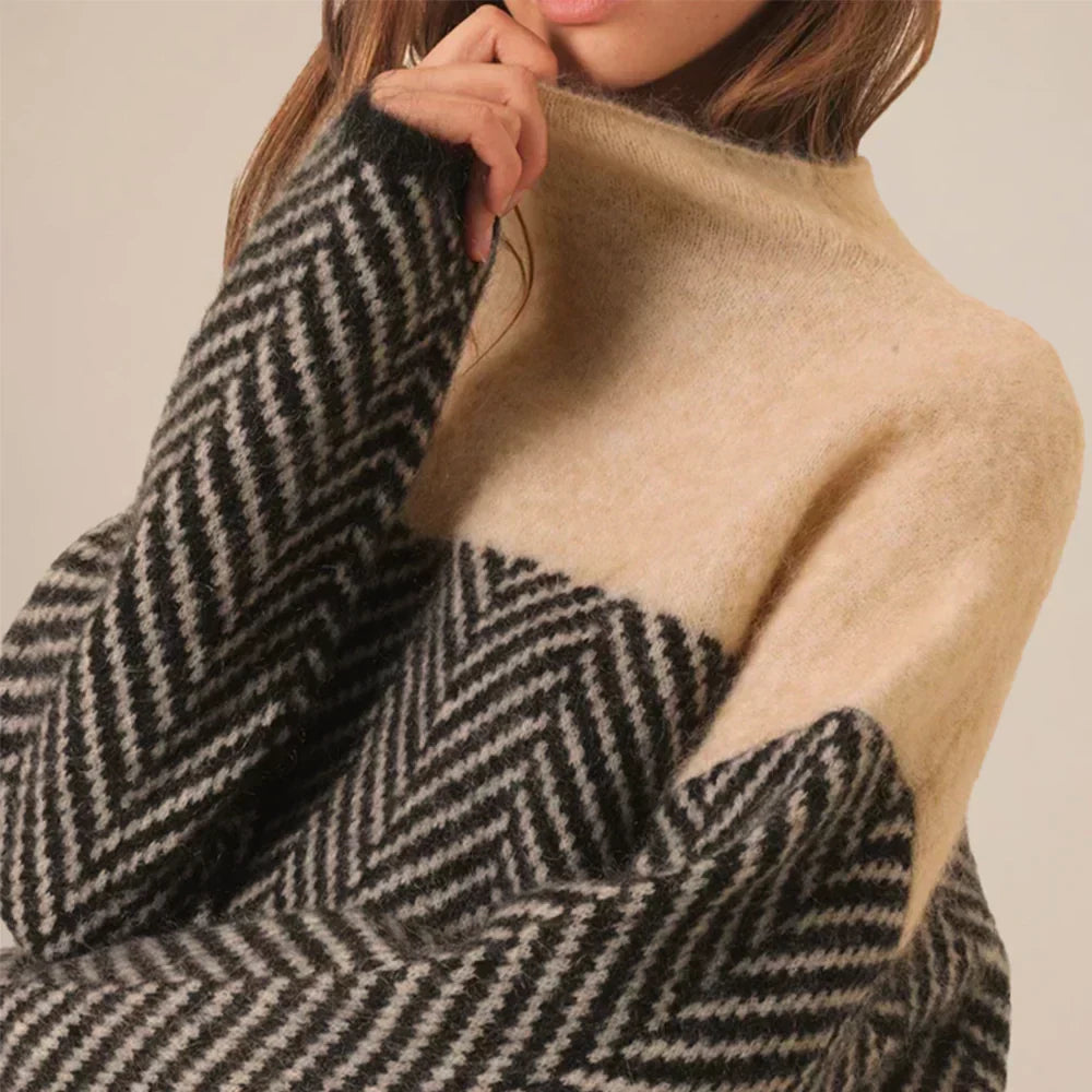 Pull femme violet chic à col montant, doux et chaud, avec motif chevron. Un vêtement femme confortable pour l'hiver.