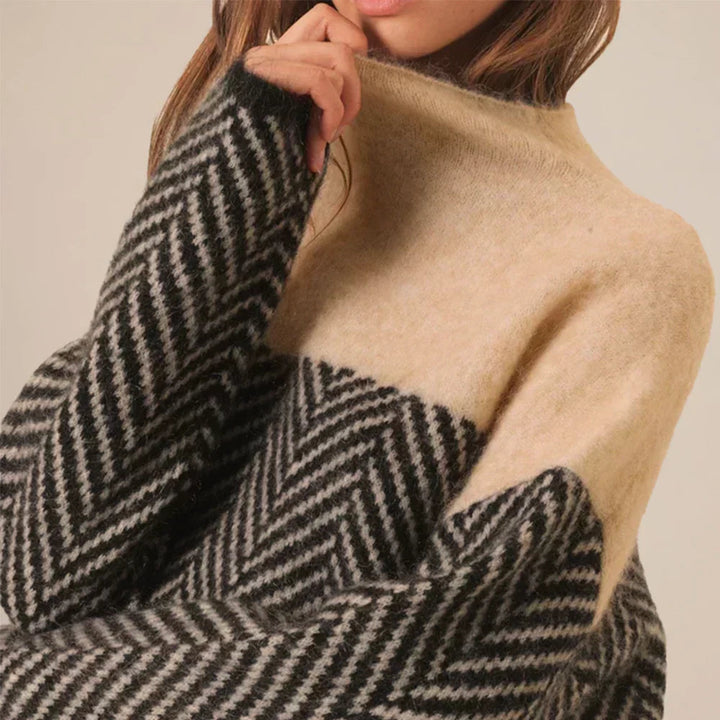 Pull femme violet chic à col montant, doux et chaud, avec motif chevron. Un vêtement femme confortable pour l'hiver.