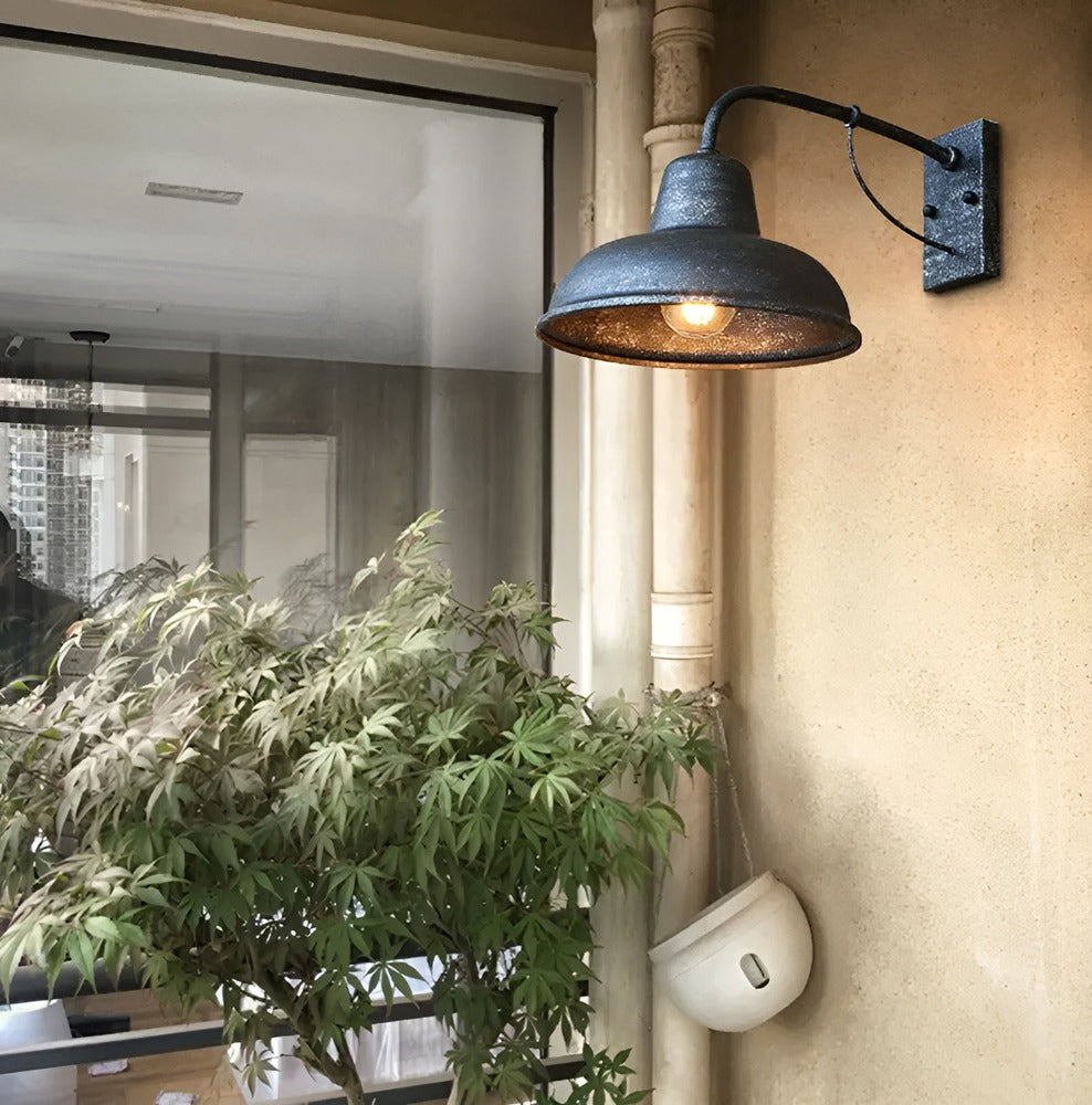 Lampe murale industrielle pour éclairage extérieur de façade, design vintage élégant.