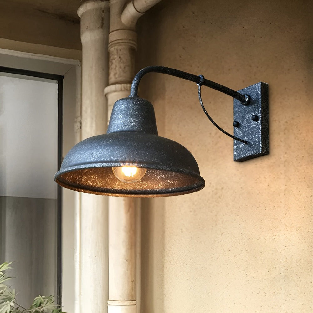 Luminaire mural extérieur vintage, robuste, style industriel pour façade et jardin.