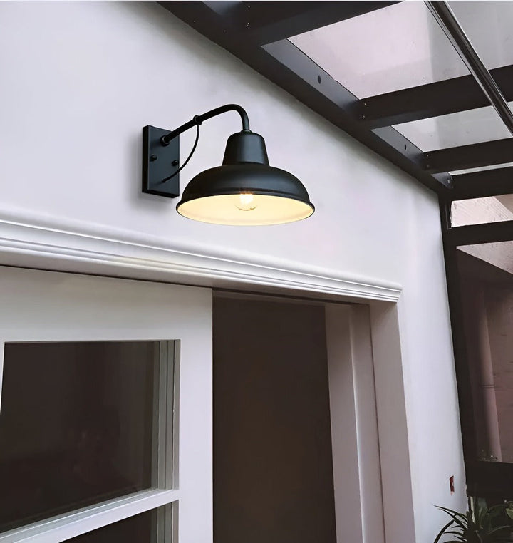 Applique murale rétro pour jardin, éclairage extérieur industriel et décoratif pour terrasse.
