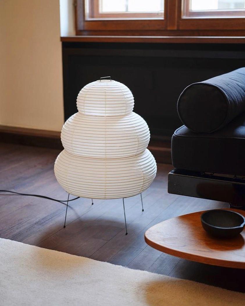 Décoration intérieure: lampe de table japonaise en papier, luminaire moderne pour lumière douce.