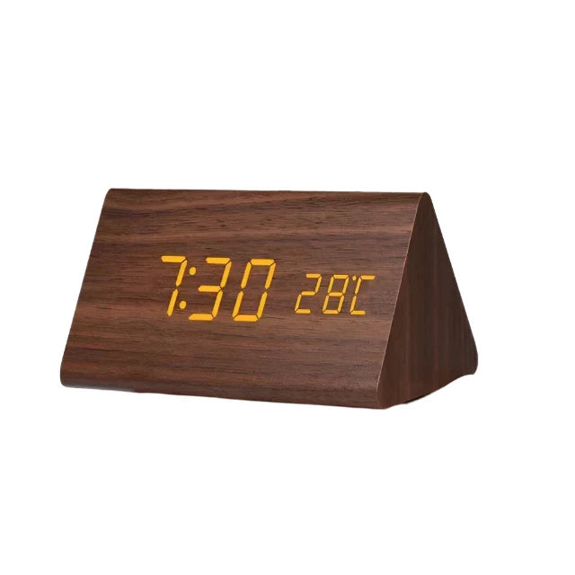 Réveil de table LED design aspect bois avec chiffres lumineux, alarme et affichage précis de la température.