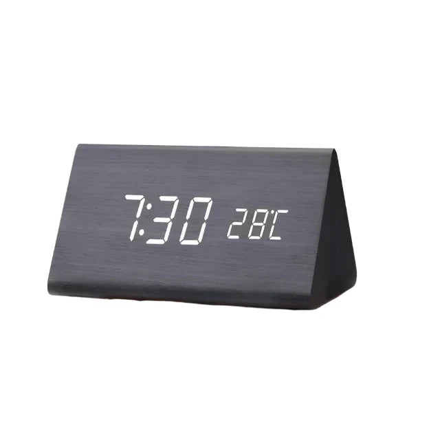 Horloge réveil LED moderne en bois avec alarme, snooze et affichage température pour une déco chic.