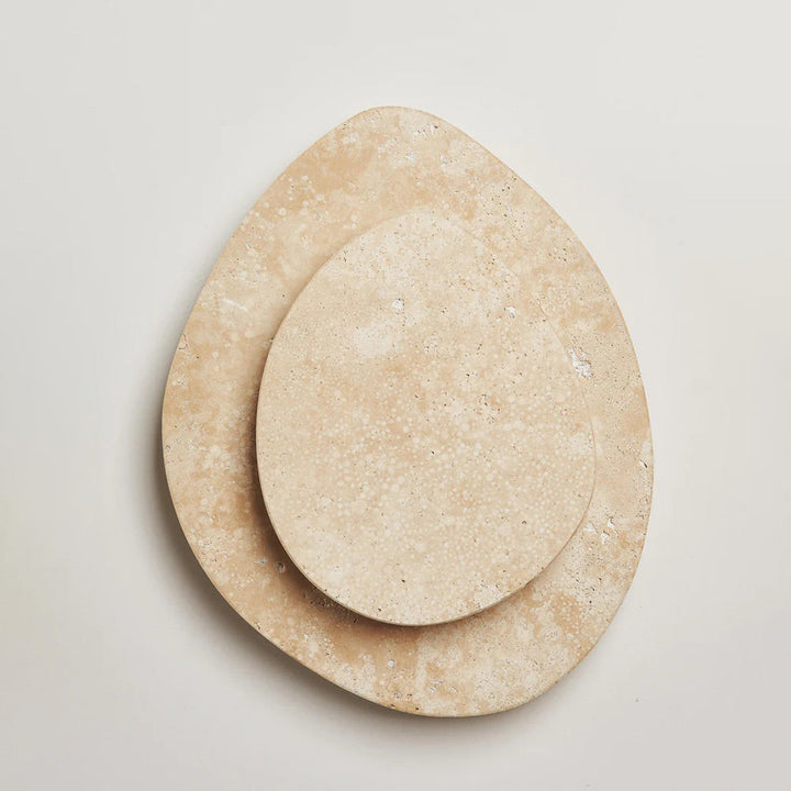 Lampe murale LED design moderne en travertin beige, éclairage blanc chaud pour ambiance intérieure.