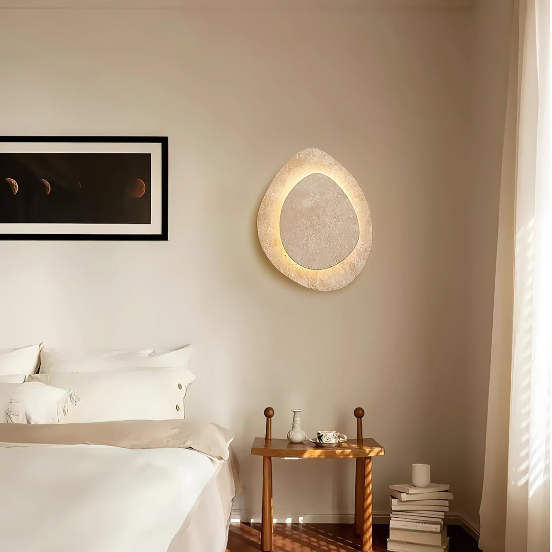 Applique murale LED travertin pour salon, éclairage intérieur chic et contemporain.