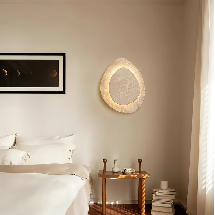 Applique murale LED travertin pour salon, éclairage intérieur chic et contemporain.