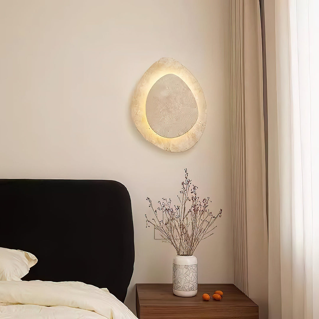 Décoration murale LED en travertin, applique élégante pour chambre, salon ou couloir.