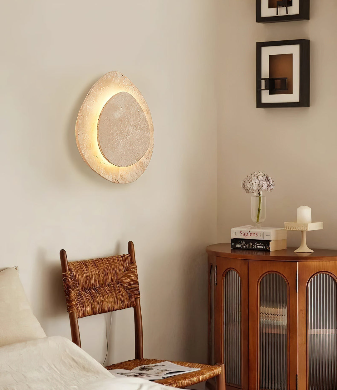 Applique murale LED en travertin naturel, lumière ambiante pour une atmosphère chaleureuse.