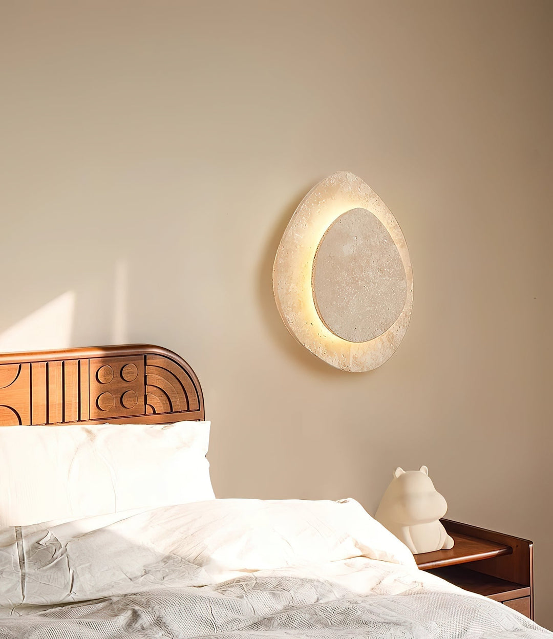 Éclairage LED : applique murale en travertin, design épuré, idéal pour un bureau ou entrée.