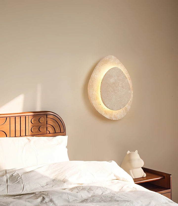 Éclairage LED : applique murale en travertin, design épuré, idéal pour un bureau ou entrée.