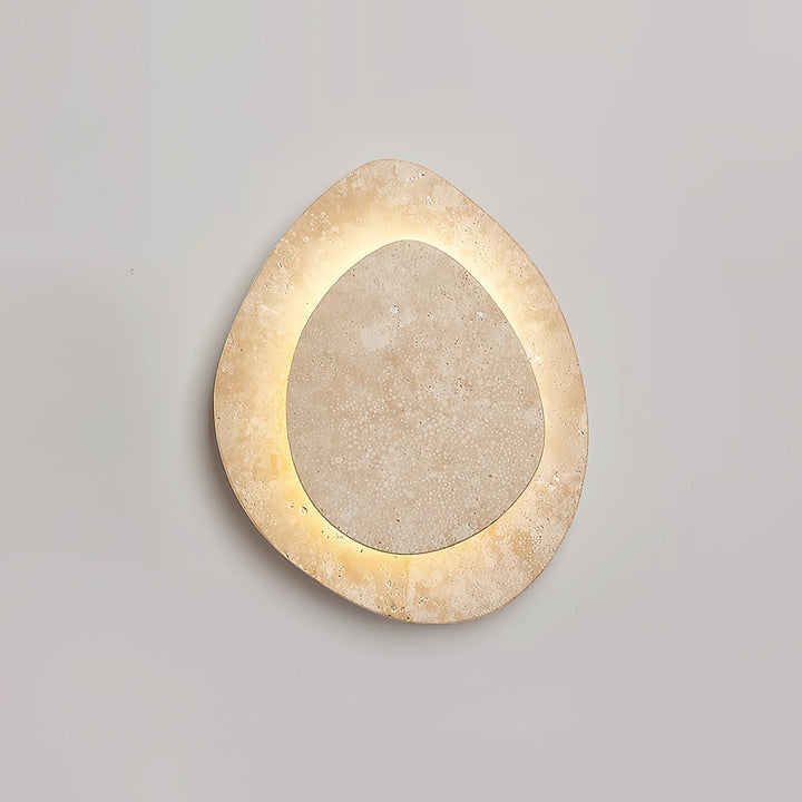 Applique murale LED en travertin, design élégant et unique, lumière intérieure moderne.