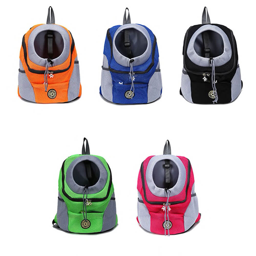 Personne portant un sac à dos de transport avec chien en randonnée, équipement pratique et sûr.