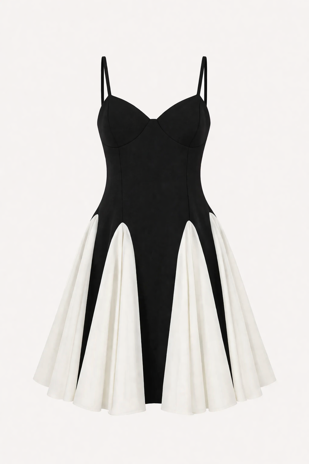 Élégante robe d'été courte pour femme avec fines bretelles et design contrasté chic, parfaite pour soirée ou fête.