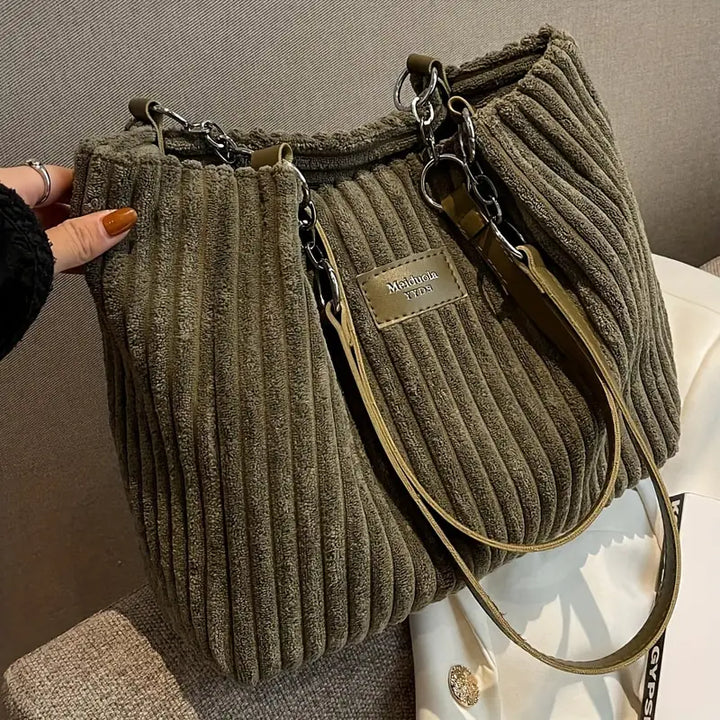 Sac à main shopper chic en velours côtelé pour femme, accessoire de mode polyvalent.