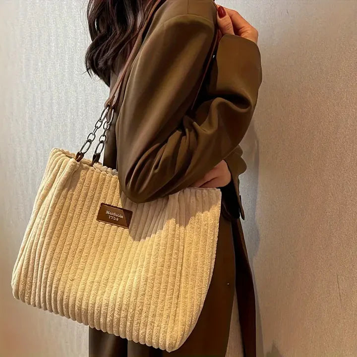 Sac de mode femme en velours côtelé, accessoire tendance pour un look élégant au quotidien.