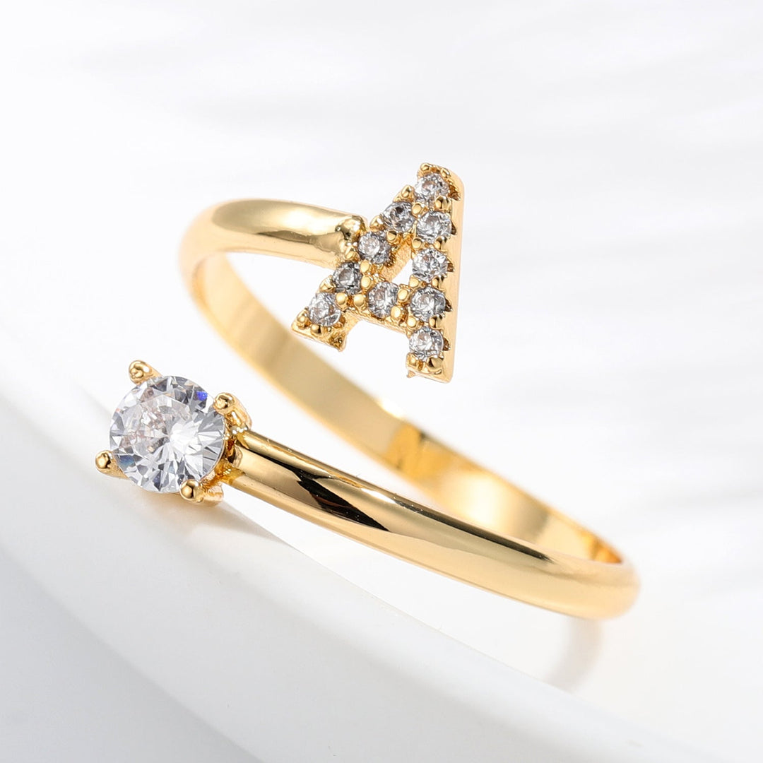 Bague initiale argent, ajustable, accessoire mode femme tendance.