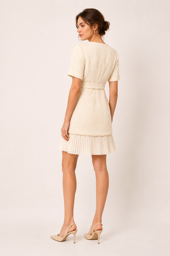 Robe courte élégante ceinturée pour femme, style tailoring moderne, idéale printemps-été, sophistication assurée.