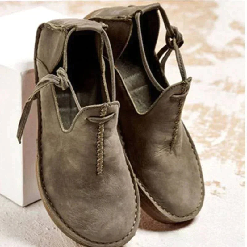 Paire de chaussures plates classiques femme, confortables et polyvalentes pour un look de ville moderne.