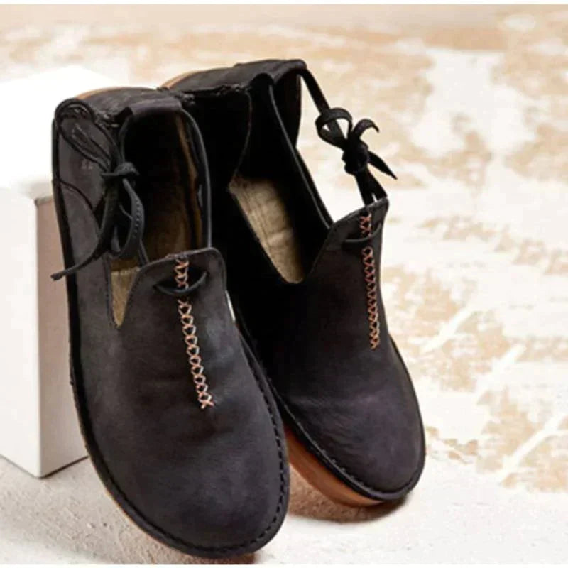 Gros plan sur des chaussures élégantes femme, offrant confort et style intemporel pour toute occasion.