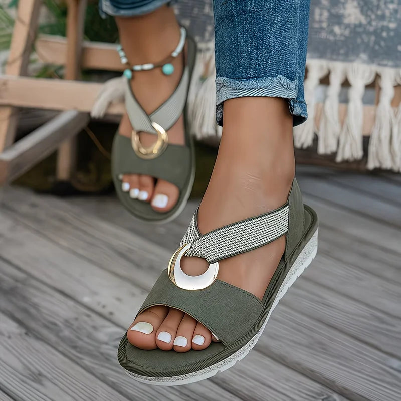 Chaussures d'été femme, sandales peep-toe élégantes avec lanières et boucle. Mode et confort pour vos journées ensoleillées.