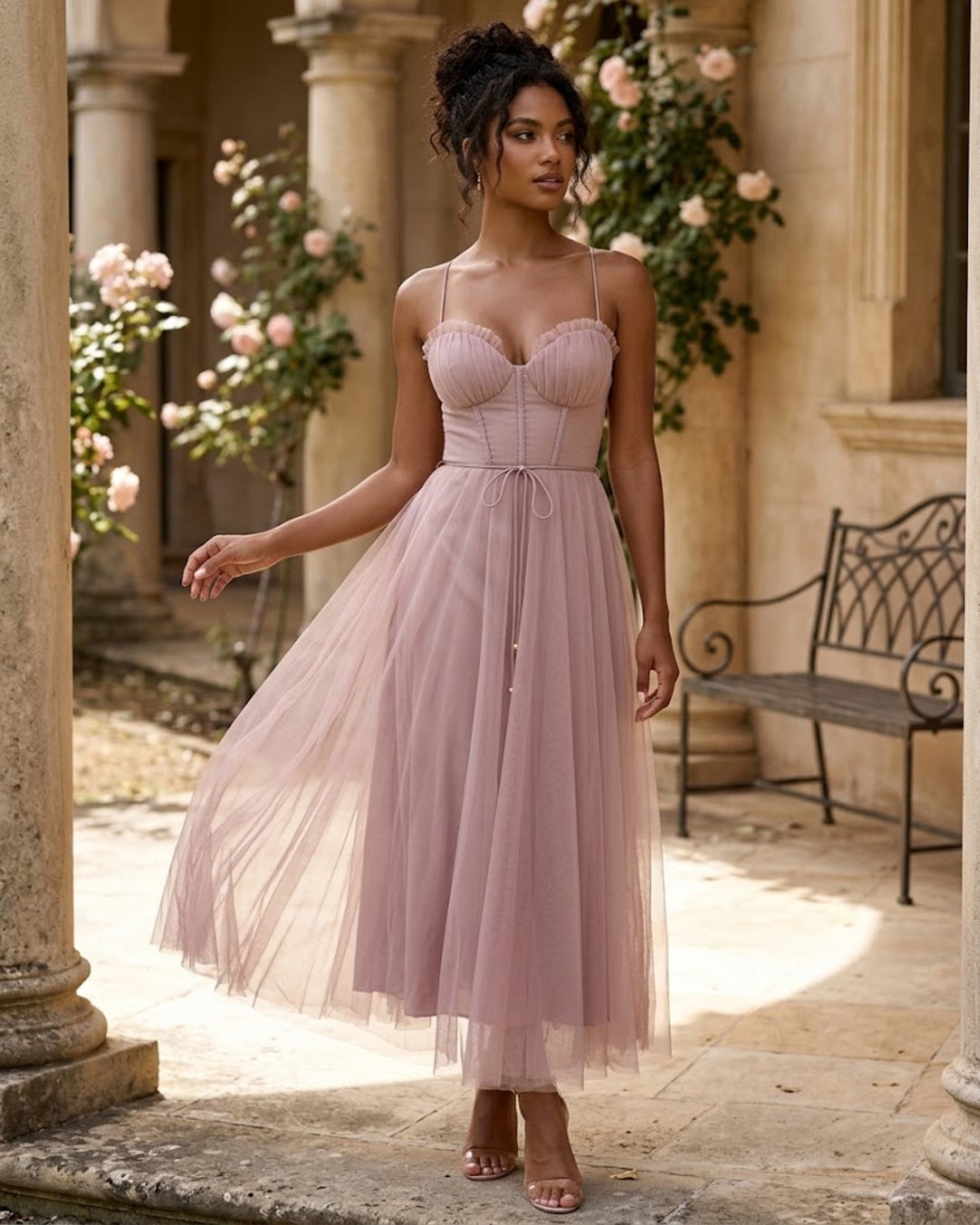 Robe midi Solana pour femme, chic et polyvalente. Parfaite pour une soirée ou cérémonie, coupe ajustée élégante.