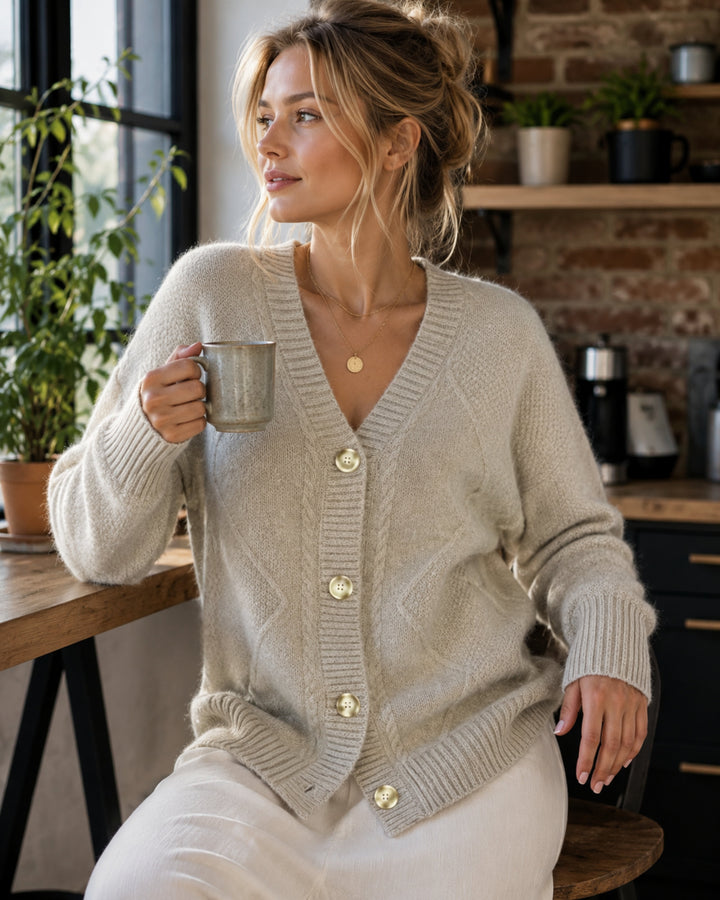 Cardigan élégant femme à boutons, gilet doux manches longues, parfait pour l'automne chic.