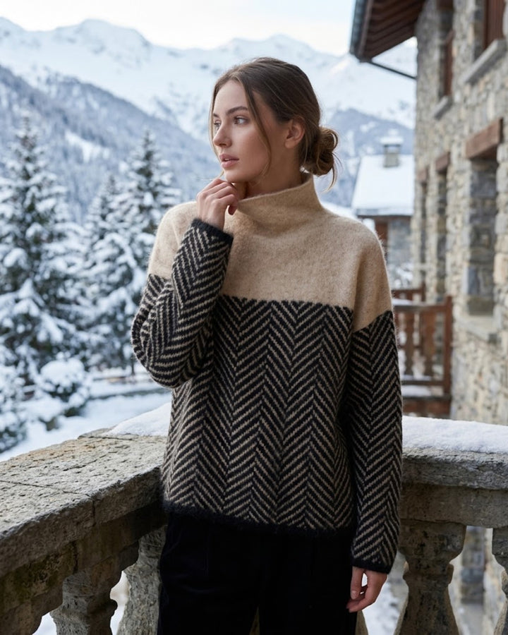 Pull tricot femme à col roulé, ample et douillet, avec motif chevron. Vêtement d'hiver confortable et stylé.