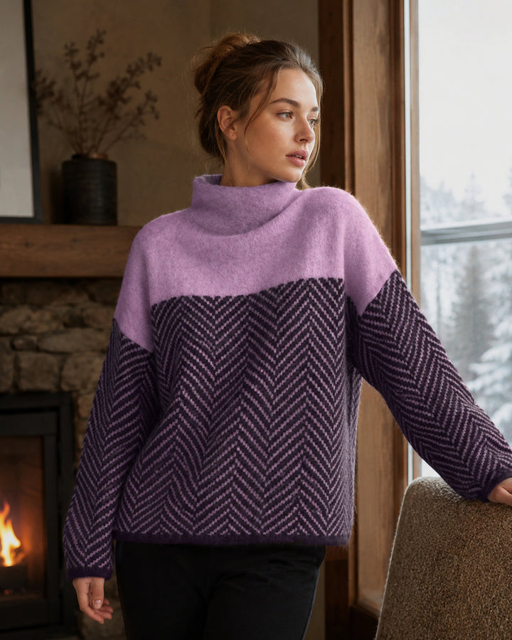 Pull femme coupe ample et col roulé, motif chevron. Essentiel hiver chaud et élégant pour un look décontracté.