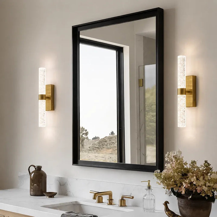 Applique LED sans fil au design épuré, pour créer une ambiance lumineuse moderne et élégante.