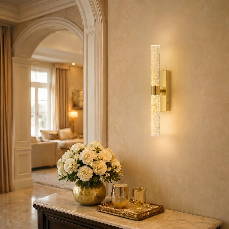 Lampe murale LED tactile, rechargeable, offrant un éclairage d'ambiance doux pour salon ou chambre.