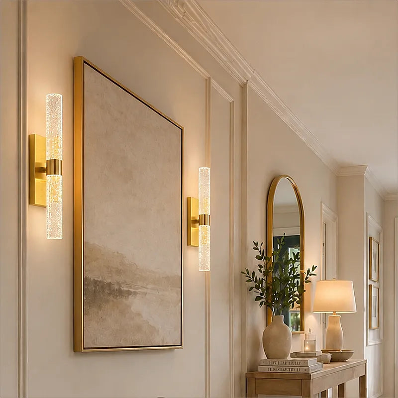 Applique LED moderne et discrète, sans fil, parfaite pour un éclairage d'appoint intérieur.