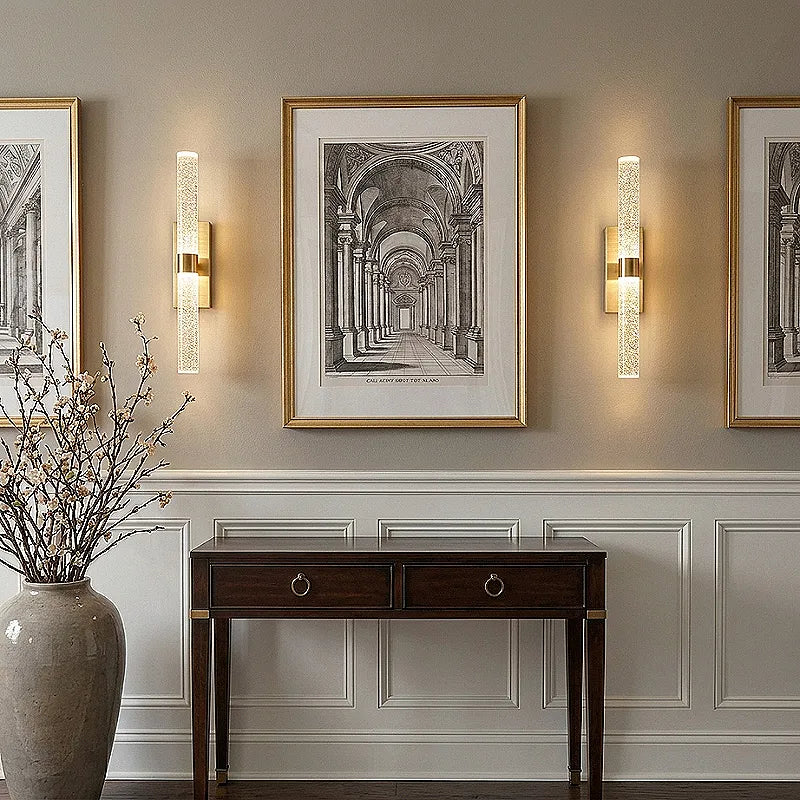 Applique LED sans fil design, avec variation d'intensité lumineuse pour un confort optimal.