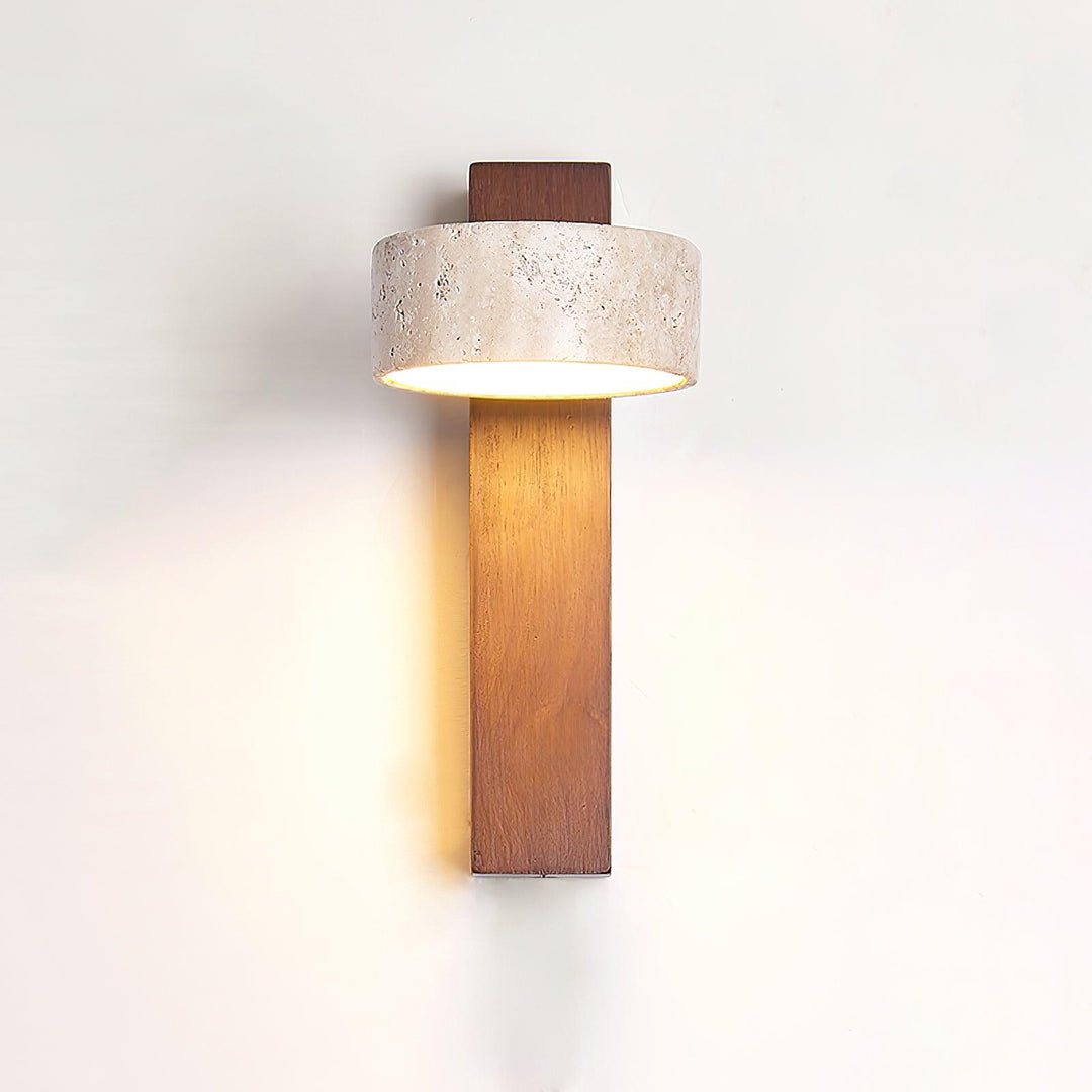 Applique murale LED design moderne, travertin et bois incliné, pour une décoration intérieure élégante.