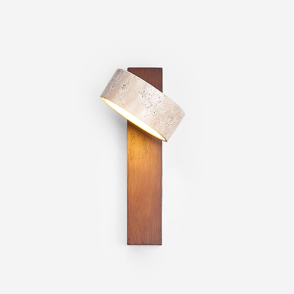 Luminaire mural en travertin et bois incliné, éclairage LED chaleureux, style naturel pour salon.