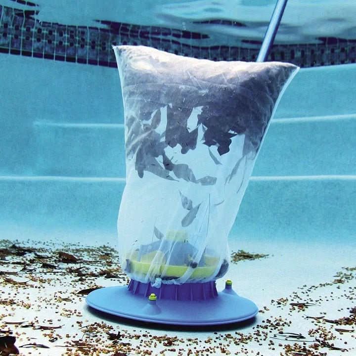 Nettoyeur de piscine AquaVac écologique. Entretien bassin sans chlore pour propreté optimale.