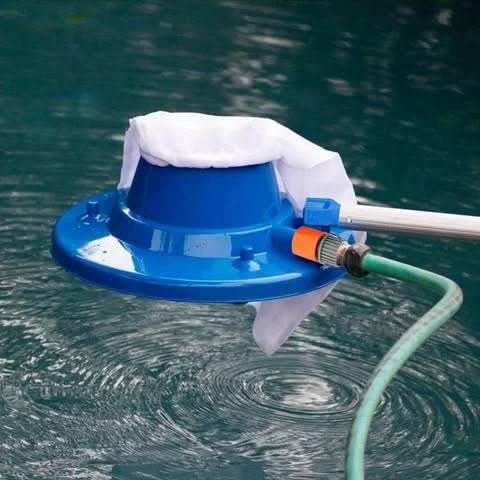 Nettoyeur AquaVac pour piscine. Solution de propreté écologique, sans produits chimiques ni chlore.