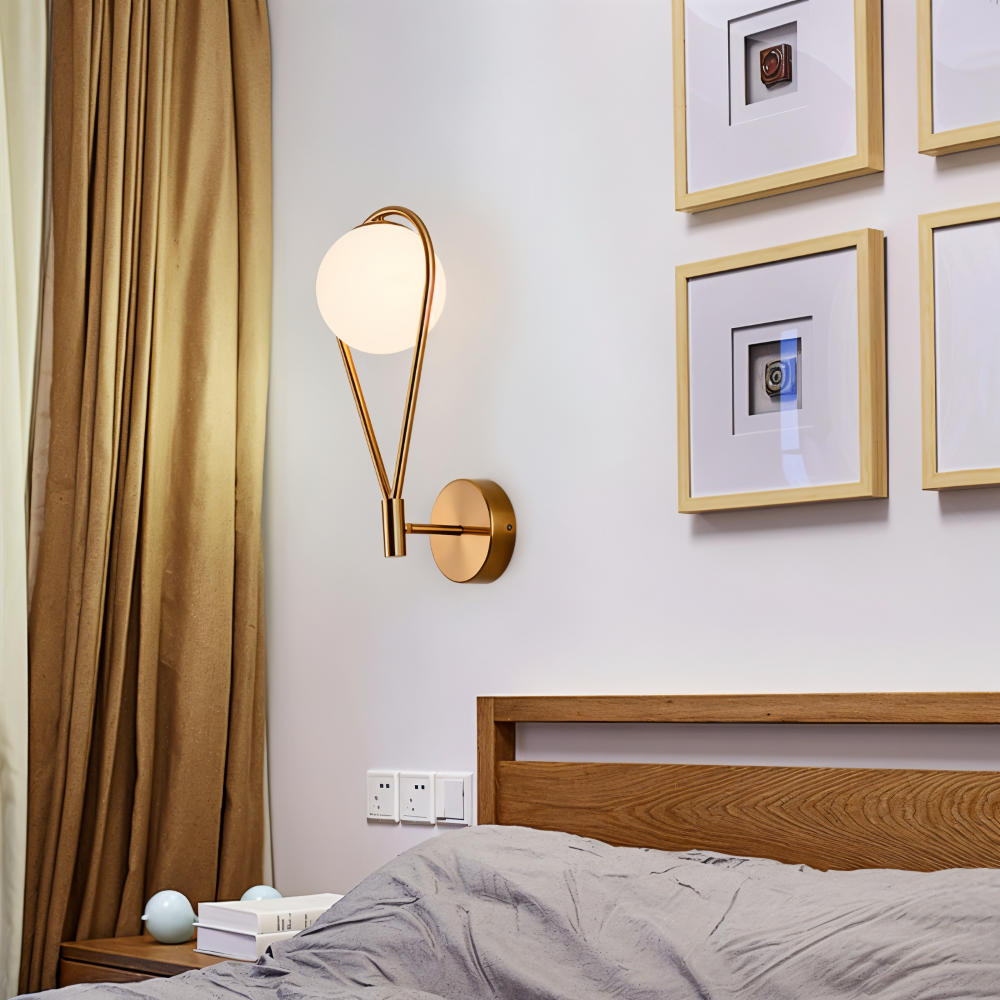 Lampe murale Lumeira style artistique en laiton/noir. Parfaite pour un éclairage moderne de salon.