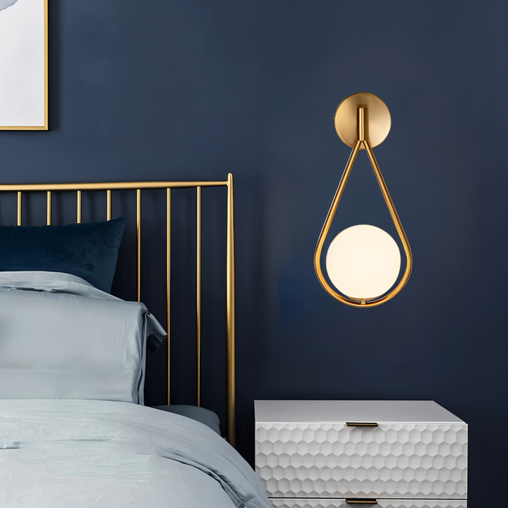 Applique Lumeira noire & laiton, design contemporain. Luminaire mural artistique E27 pour décoration.