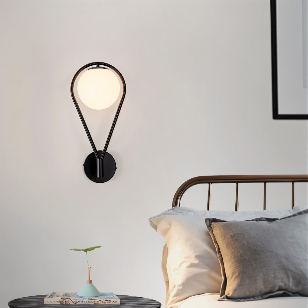 Luminaire Lumeira, applique murale laiton & noire. Style artistique, design intérieur moderne pour salon.