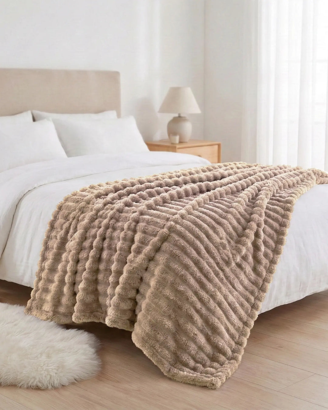 Plaid polaire polyvalent, doux et résistant, parfait pour la maison moderne.