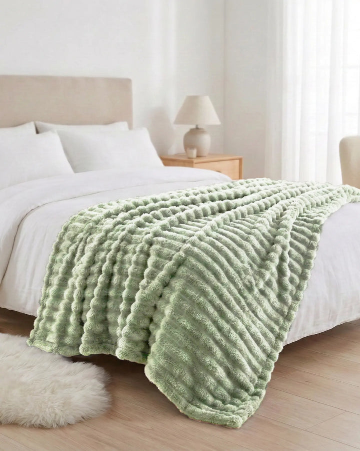 Textile doux et chaud, cette couverture polaire est un choix judicieux pour l'hiver.