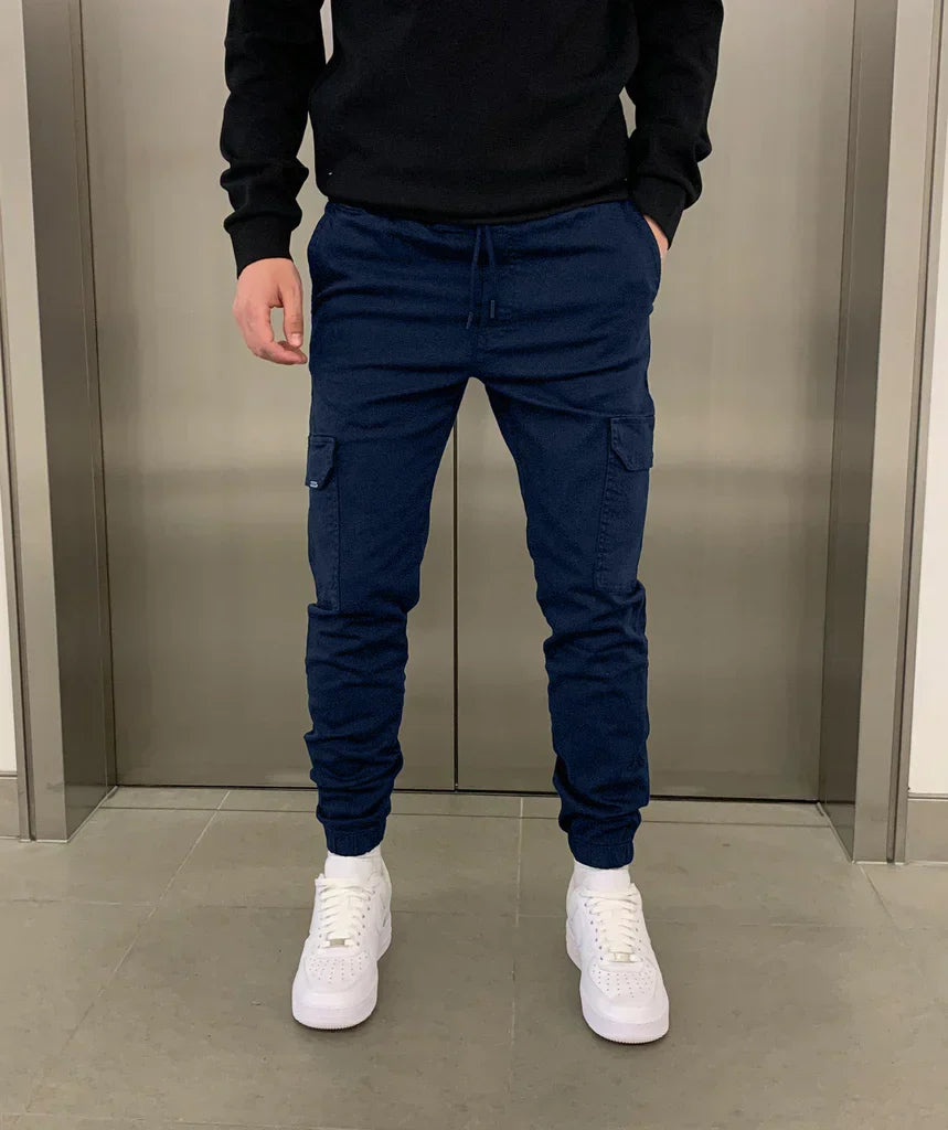 Gros plan sur les poches cargo d'un pantalon homme, fonctionnalité et mode urbaine décontractée.