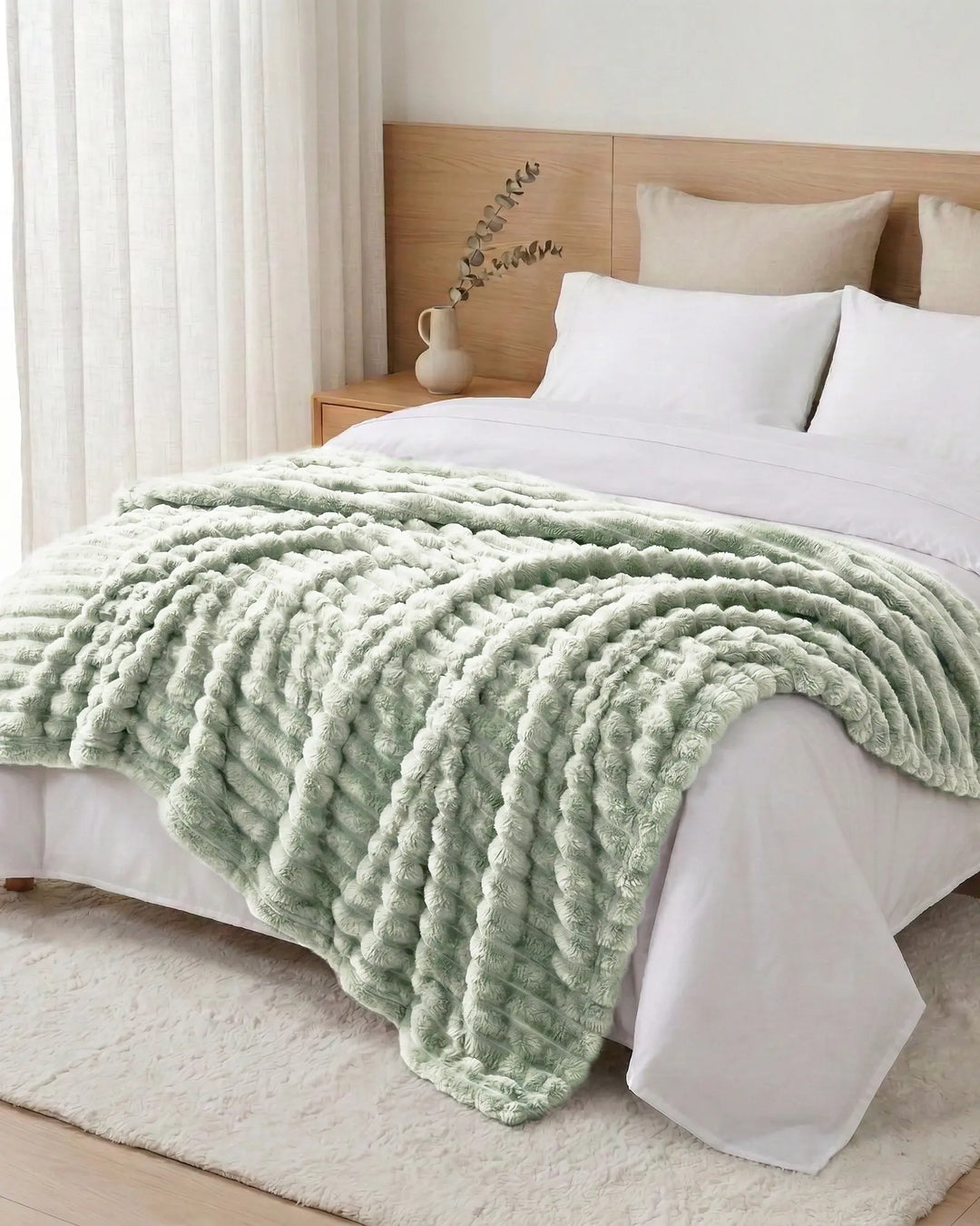 Textile doux, cette polaire est le plaid parfait pour la décoration de chambre.